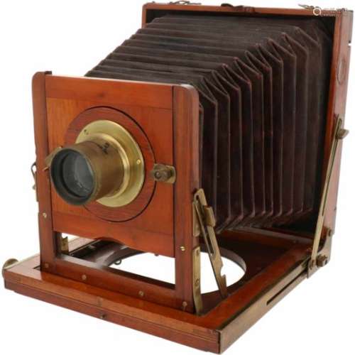Een houten camera. Thornton-Pickard No. 750 - Zeiss Ross, London lens - ca. 1890.Redelijke staat,