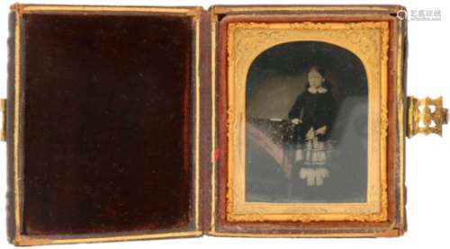 Antiek fotolijstje met Daguerreotypie van een meisje.An antique picture frame with the Daguerreotype
