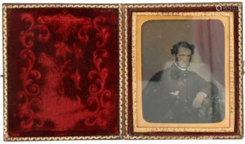 Antiek fotolijstje met Daguerreotypie van een heer.An antique picture frame with the Daguerreotype