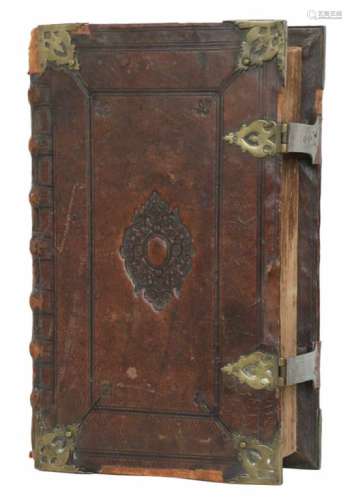 Een 18e eeuwse Statenbijbel door Jacob en Hendrick Keur. Met restauraties. Sloten beschadigd. Afm.