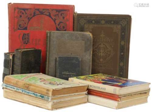 Een lot oude boeken w.o. bijbels.A lot with old books including Bibles.