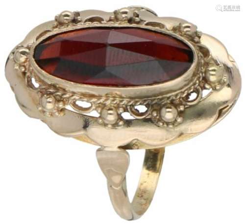 Vintage ring geelgoud, granaat - 14 kt.Ringmaat: 17 mm. Gewicht: 3,5 gram.Vintage ring yellow
