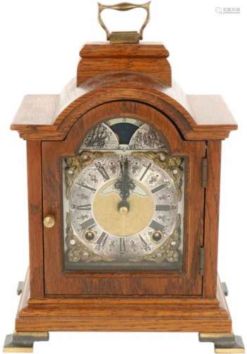 Een tafelklokje, Warmink. Ca. 1960.Afm. 25 x 15 cm.A table clock. Warmik, approx 1960. Dim. 25 x