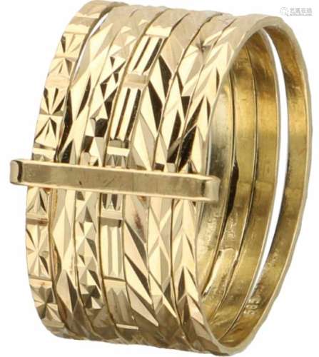 Ring geelgoud - 14 kt.Bestaand uit 7 bewerkte ringen. Ringmaat: 17 mm. Gewicht: 3,7 gram.Yellow gold