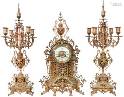 Een ZAMAC klokkenstel. Ca. 1900. Afm. H:55 cm.A ZAMAC clock set. Approx 1900. Dim. H: 55 cm.