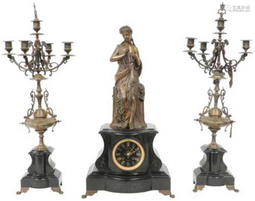 Een drie-delig klokkenstel met ZAMAC beeld van Griekse muze Euterpe een aulos bespelend.