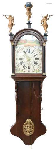 Een Friesse staartklok, 19e eeuw.Adres: A. Steven, Almelo.A three-part clock set with ZAMAC statue