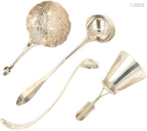 (4) scheplepeltjes zilver.W.o. suikerschep, roomlepel en mosterdlepeltje. 19e en 20e eeuw,