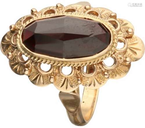 Vintage ring geelgoud, granaat - 14 kt.Granaat ca. 13 x 7 mm. Ringmaat: 17 mm. Gewicht: 4,9 gram.