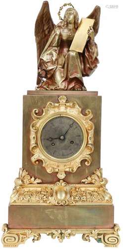 Een bronzen pendule met ornamenten en een engel, touwtjesuurwerk. Frankrijk, 19e eeuw.Afm. 44 x 21