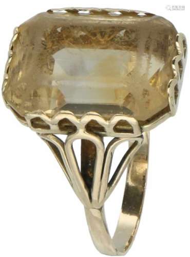 Solitair ring geelgoud, citrien - 14 kt.Citrien ca. 16 x 12 mm. Slijtage sporen citrien. Ringmaat: