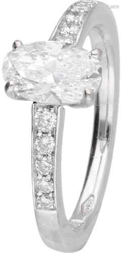 Shoulder ring witgoud, ca. 1.12 ct. diamant - 18 kt.1 Ovaal geslepen diamant (ca. 0.92 ct.) en 10