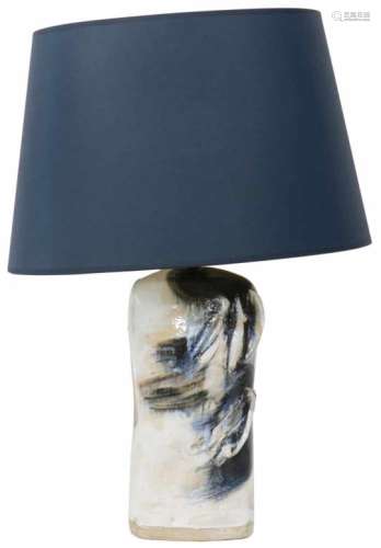 Een aardewerk lampvoet, modern vormgegeven.Onduidelijk gesigneerd. Afm. 63 x 40 cm.An earthenware