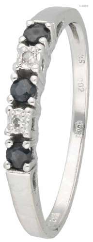 Rijring witgoud, ca. 0.01 ct. diamant en saffier - 14 kt.2 Single cut geslepen diamanten (ca. 0.