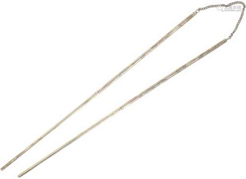 Chopsticks zilver.Versierd met gegraveerde bamboe bladeren. 20e eeuw, Keurtekens: sterling, ZI -