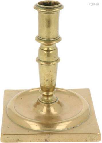 Een koperen kandelaar, ca. 1800 of eerder.Gedeukt in de kraag. Afm. H: 15 cm.A copper candlestick.