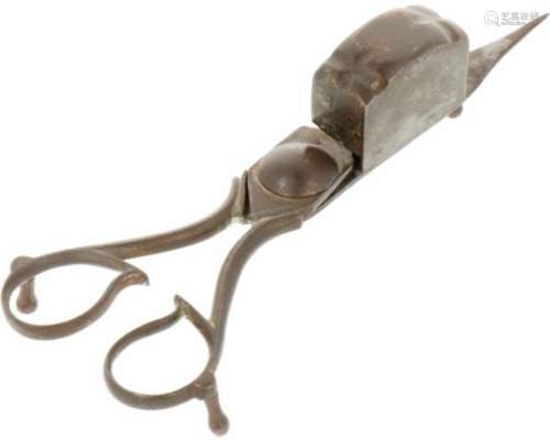 Een lontenknipper. 19e eeuw.A wick trimmer. 19th century.