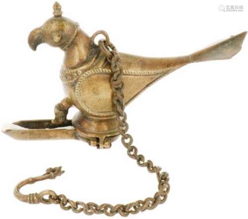 Een bronzen olielamp in de vorm van een roofvogel. Naar antiek voorbeeld.Afm. 13 x 20 cm.A bronze