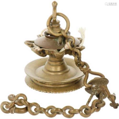 Een bronzen olielamp. Naar antiek voorbeeld.A bronze oil lamp. After antique model.