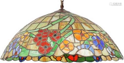 Een hanglamp in Tiffany stijl. Tweede helft 20e eeuw. Afm. 40 x 18 cm.A hanging lamp in Tiffany-