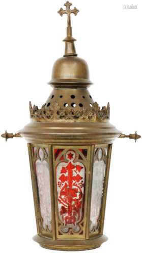 Een processielantaarn met gekleurd glas. Afm. 65 x 29 cm.A processional lantern with colored