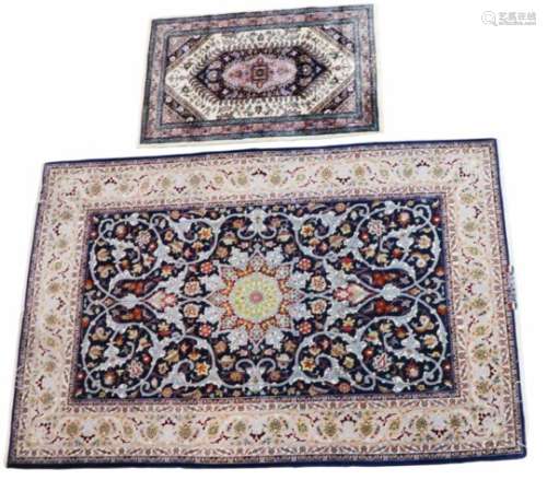 Twee tapijten gemaakt van wol en zijde, Isfahan.Afm. 265 x 145 resp. 125 x 77 cm.Two carpets made of