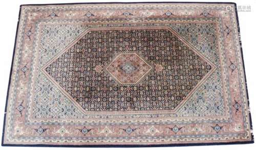 Een tapijt van wol en zijde.Afm. 200 x 165 cm.A carpet of wool and silk. Dim. 200 x 165 cm.