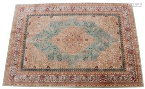 Een tapijt van wol.Afm. 290 x 185 cm.A carpet of wool.Dim. 290 x 185 cm.