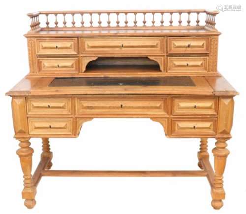 Een grenen bureau. 1e helft 20e eeuw.Afm. 115 x 70 x 130 cm.A pine desk, first half of the 20th