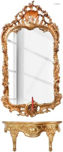 Een houten wandspiegel met console. 20e eeuw.Kuif beschadigd. Afm. 74 x 38 cm.A wooden wall mirror