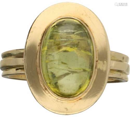Solitair ring geelgoud, peridoot - 18 kt.Peridoot ca. 12 x 8 mm. Peridoot beweegt licht in