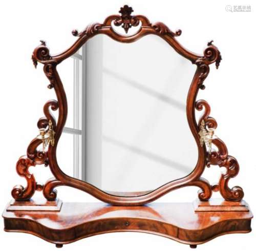 Een kapspiegel. 19e eeuw.Met toegevoegde pianokandelaars. Afm. 110 x 100 x 27 cm.A vanity mirror.