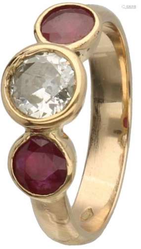 3 Steens ring geelgoud, ca. 0.65 ct. diamant en robijn - 18 kt.Is een set met oorbellen (3843). 1