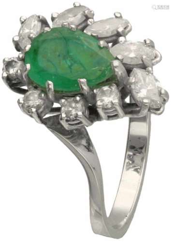 Entourage ring witgoud, ca. 0.75 ct. diamant en smaragd - 14 kt.5 Marquise geslepen diamanten (ca.