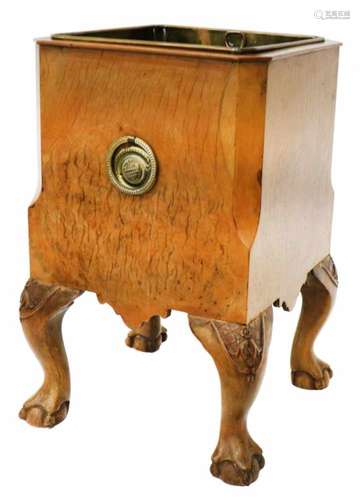 Theestoof met geelkoperen binnenbak. 19e eeuw.Afm. 47 x 29 cm.Mahogany tea stove with brass inner