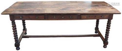 Een antieke eettafel op getorste poten.Afm. 64 x 85 x 200 cm.An antique dinner table with twisted