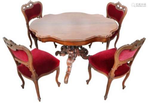 Een biedermeier tafel met vier stoelen in Chippendale-stijl. 19e eeuw en later.A Biedermeier table