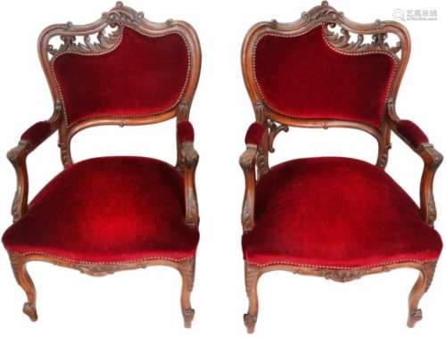 Een set van twee armstoelen in Chippendale-stijl met rode bekleding. 19e eeuw.A set of two armchairs