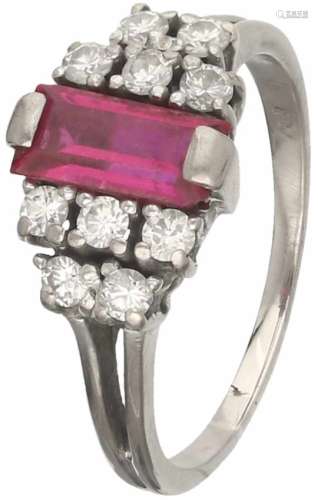 Art Deco ring witgoud, ca. 0.20 ct. diamant en robijn - 14 kt.10 Zwitsers geslepen diamanten (ca.