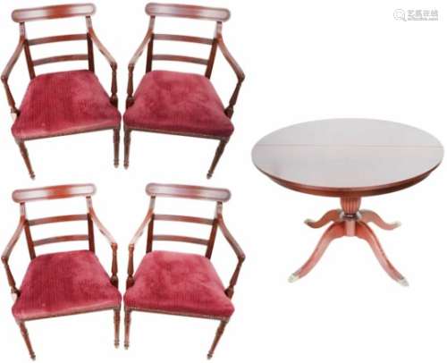 Een set van vier stoelen en een ronde tafel. Regency period stijl, 20e eeuw.A set of four chairs and