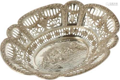 Soezenmandje zilver.Gegoten model met decoraties van Putti en rozen. begin 20e eeuw, Keurtekens: