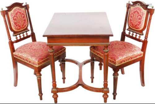 Een tête-à-tête bestaande uit twee stoelen en een tafeltje naar 19e eeuws model. Gefineerd met