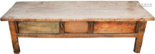 Een tot salontafel vermaakte 18e eeuwse tafel. Één zijlade ontbreekt.An 18th century table that