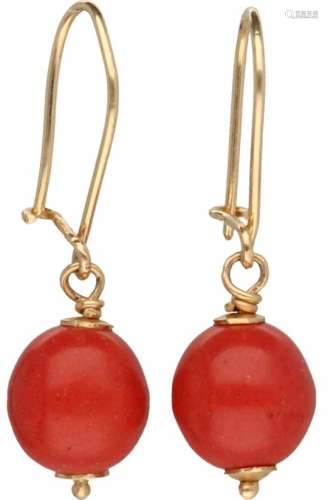 Antieke oorbellen geelgoud, jaspis - 14 kt.LxB: 3,3 x 0,9 cm. Gewicht: 3,7 gram.Antique earrings