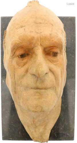 Een maskerprotret van een man. Geel gepatineerd brons. Gesigneerd Cohr. Hollands 20e eeuw.Afm. 38