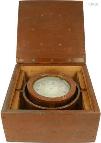 Een scheepskompas in houten kist. Midden 20e eeuwAfm. 12 x 23 cm.A ship's compass in a wooden box.