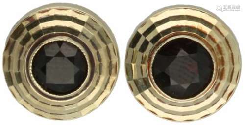 Vintage oorbellen geelgoud, granaat - 14 kt.D: 1 cm. Gewicht: 2,1 gram.Vintage earrings yellow gold,