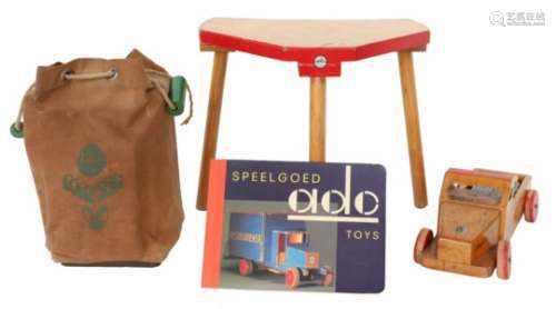 Een lot ADO speelgoed w.o. een tafeltje, blokken, blokkenwagen en een tentoonstellings-catalogus.A