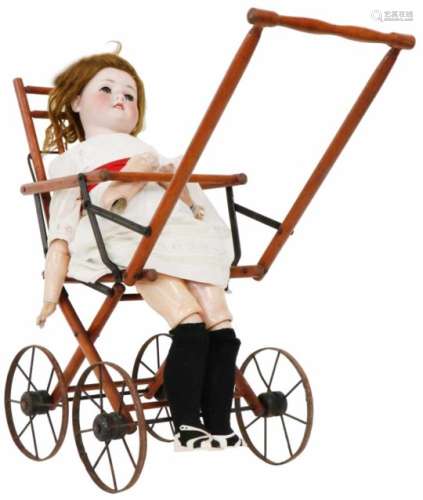 Een poppenwagen met pop. Circa 1900.Schoenau & Hoffmeister. Schade aan beide armen.A doll pram
