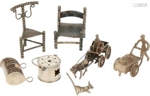 (7) delig lot Miniaturen zilver.W.o. paard en wagen, stoelen en stoof. 20e eeuw, Keurtekens: diverse